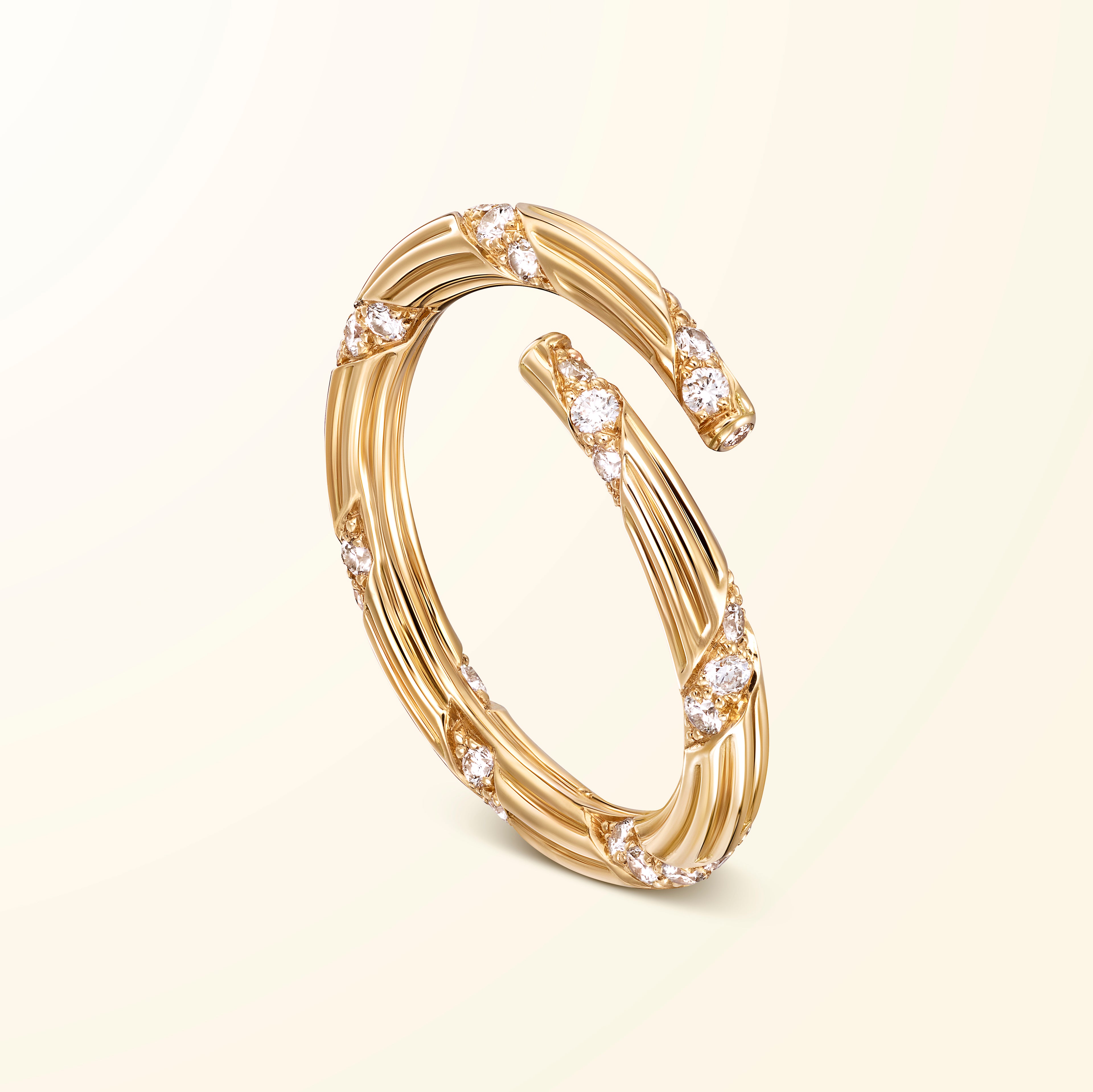 Bague bypass en or jaune 18 carats sertie d'une spirale de diamants blancs évoquant un bâtonnet de jeu de mikado recourbé