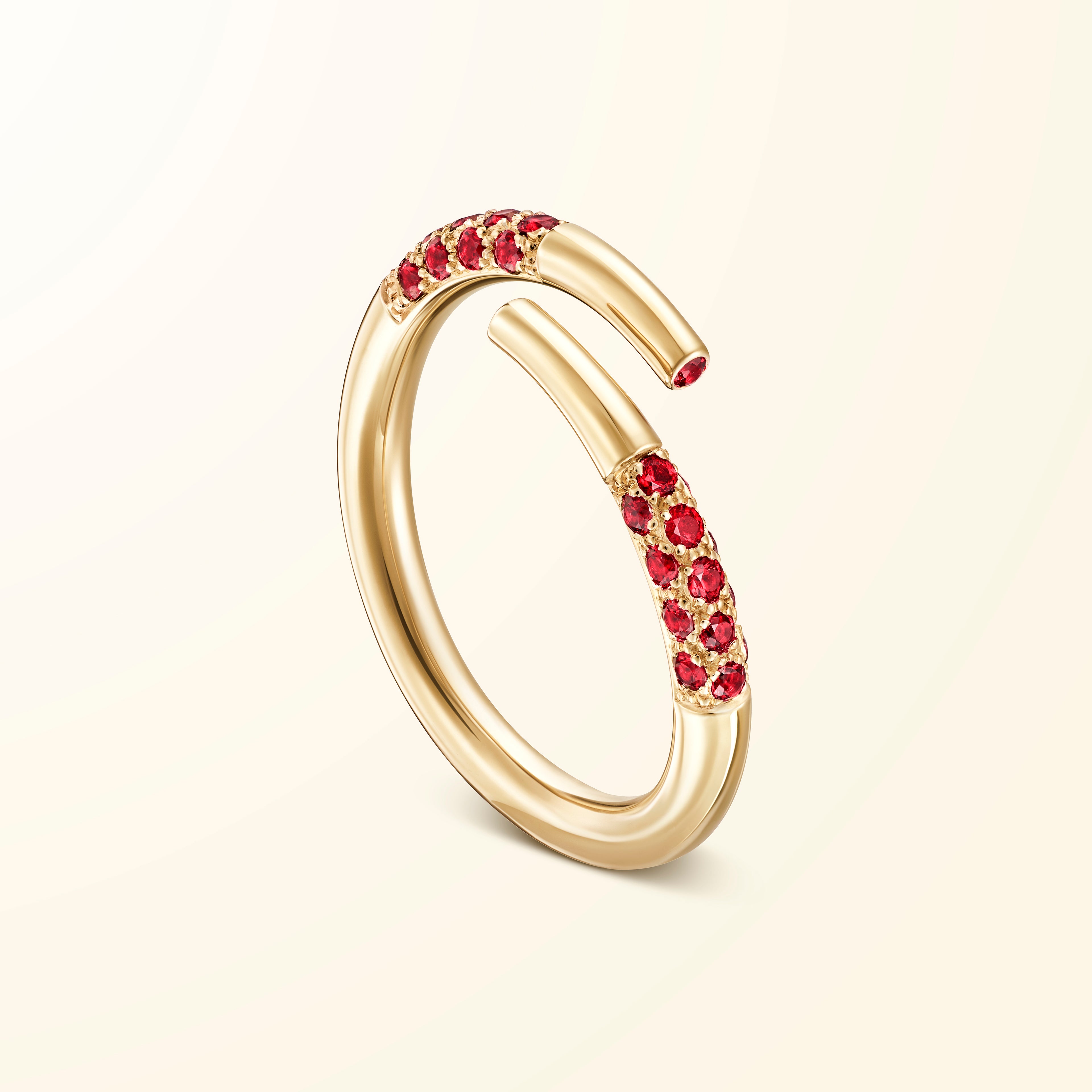 Bague bypass en or jaune 18 carats sertie de spinelles rouges évoquant un bâtonnet de jeu de mikado recourbé