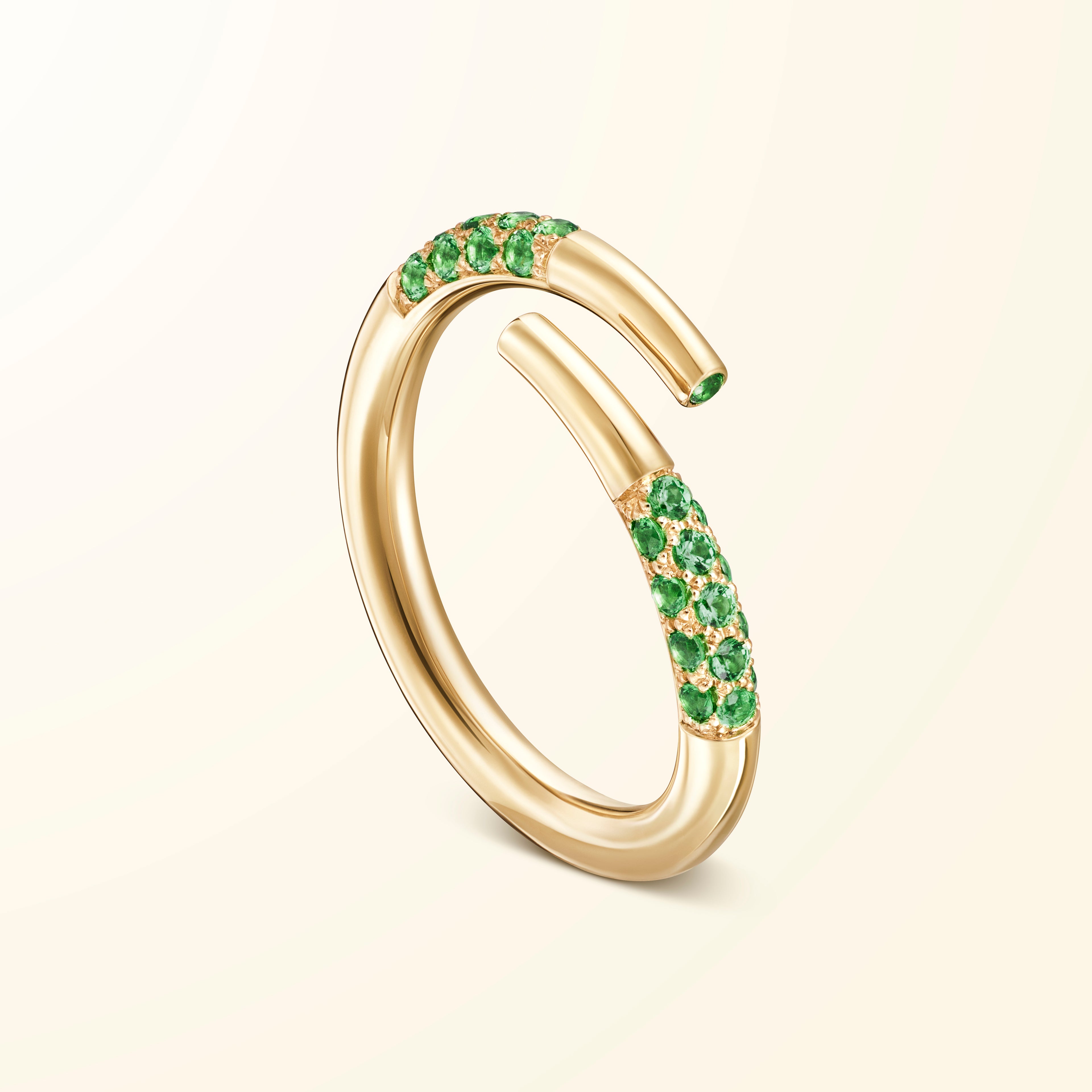 Bague bypass en or jaune 18 carats sertie de tsavorites vertes évoquant un bâtonnet de jeu de mikado recourbé