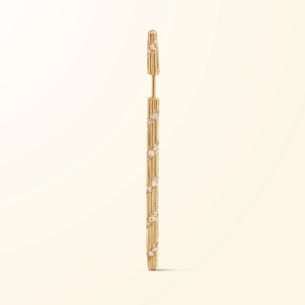 Boucle d’oreille en or jaune 18 carats sertie d'une spirale de diamants blancs évoquant un bâtonnet du jeu de mikado