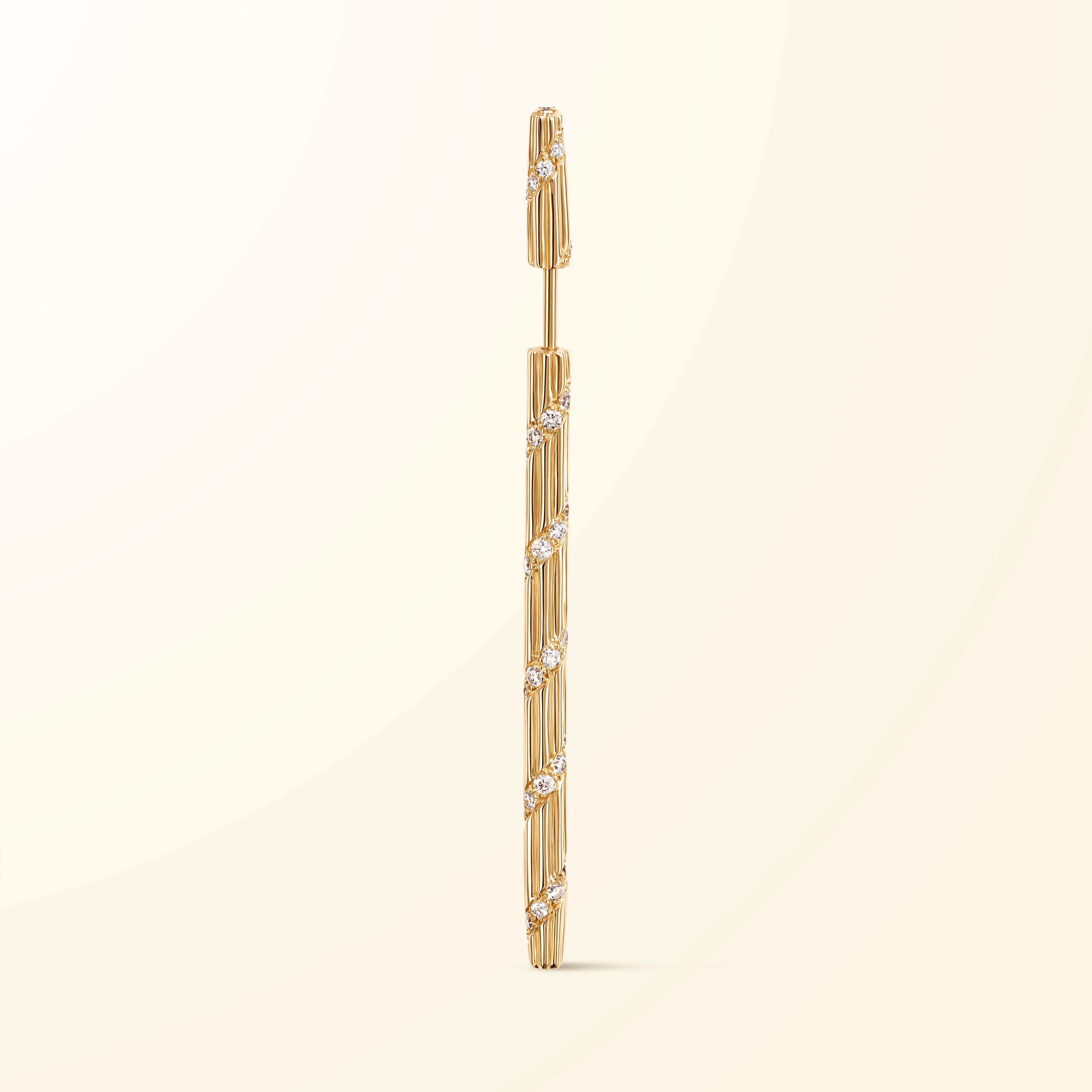 Boucle d’oreille en or jaune 18 carats sertie d'une spirale de diamants blancs évoquant un bâtonnet du jeu de mikado
