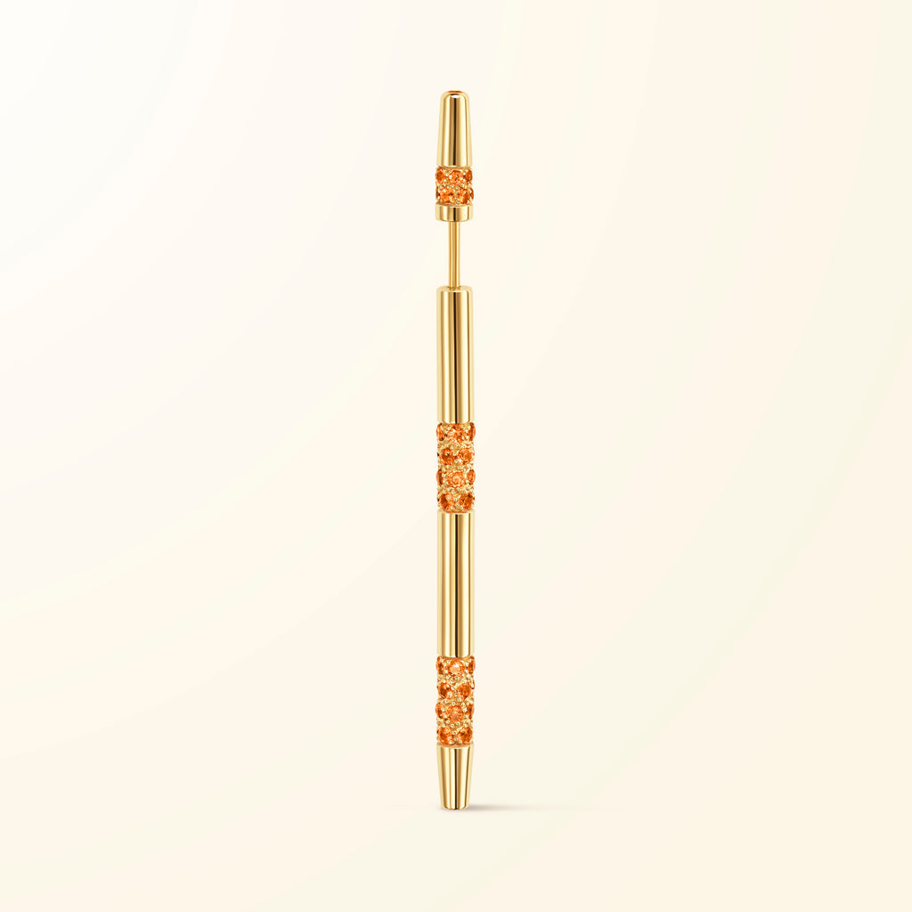 Boucle d’oreille en or jaune 18 carats sertie de grenats spessartites évoquant un bâtonnet du jeu de mikado