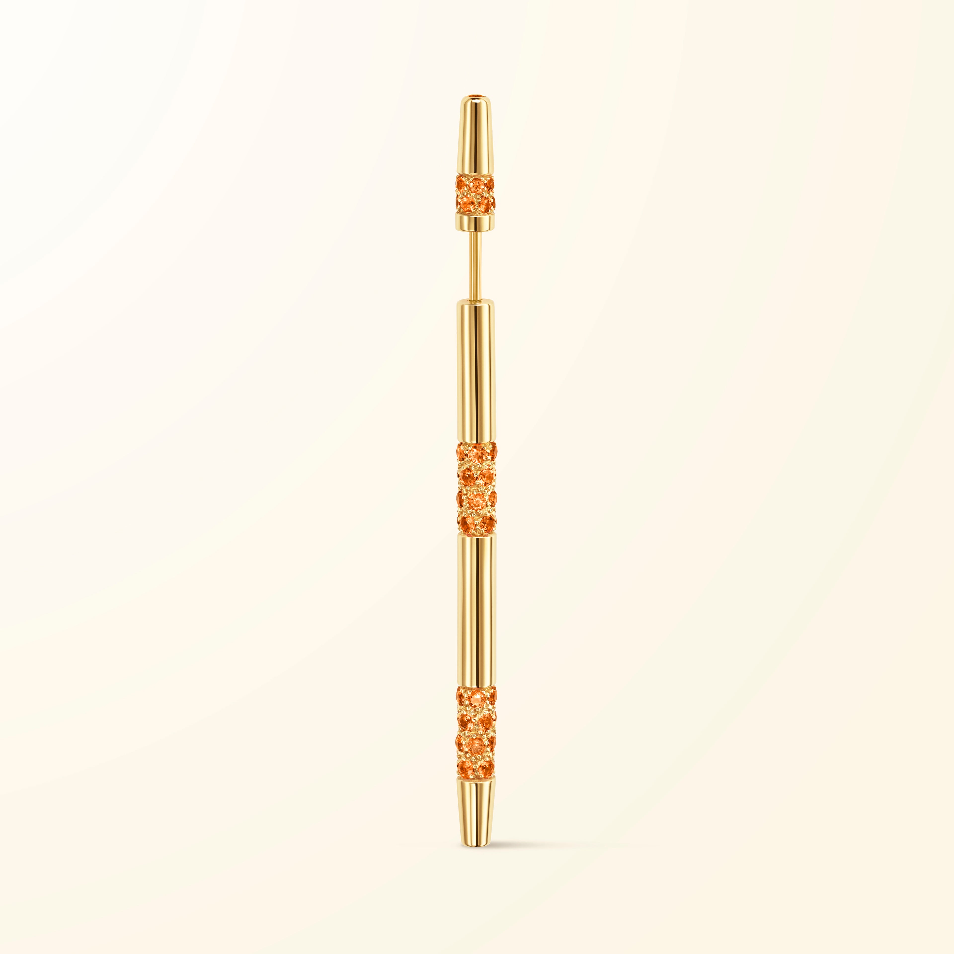 Boucle d’oreille en or jaune 18 carats sertie de grenats spessartites évoquant un bâtonnet du jeu de mikado