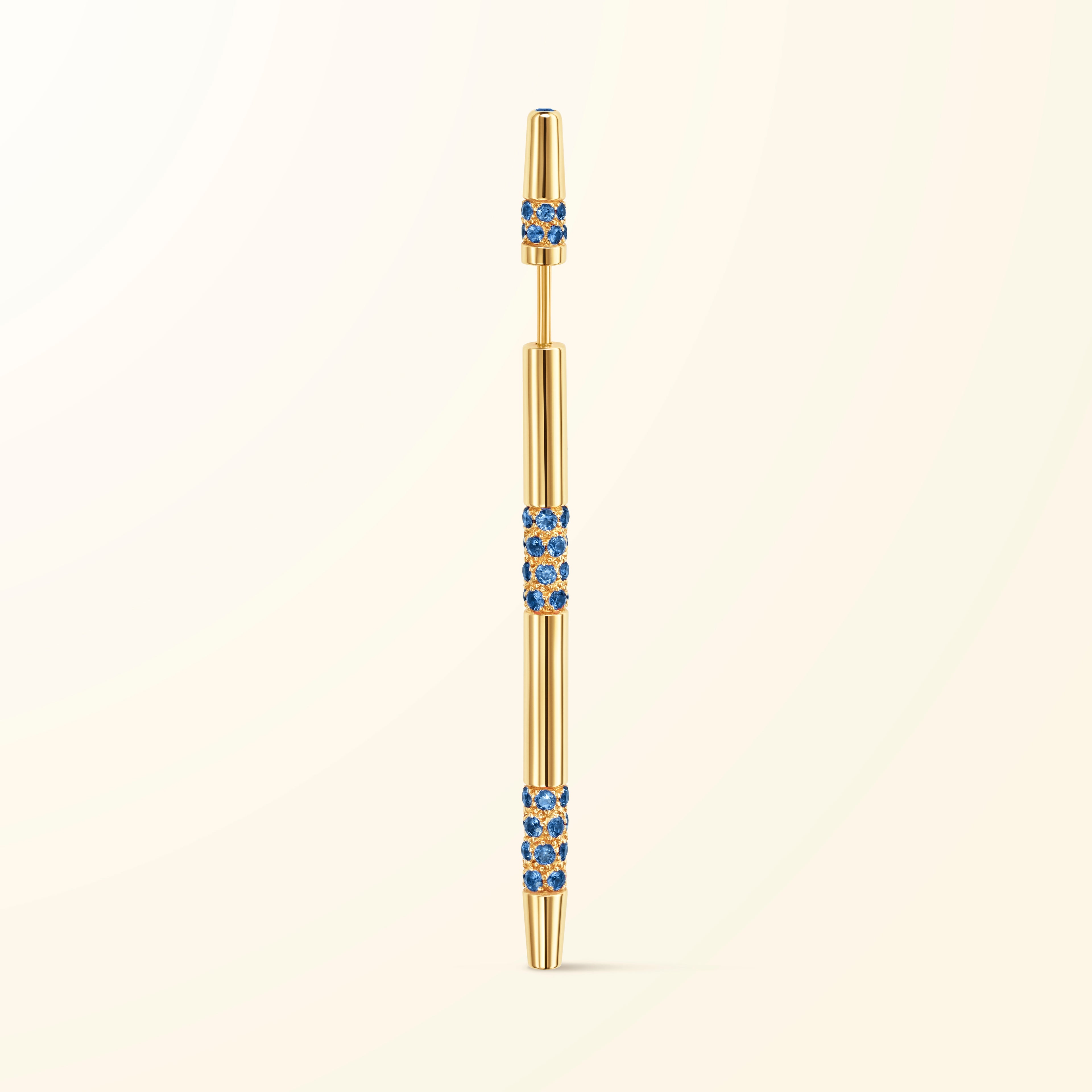 Boucle d’oreille en or jaune 18 carats sertie de saphirs bleus évoquant un bâtonnet du jeu de mikado