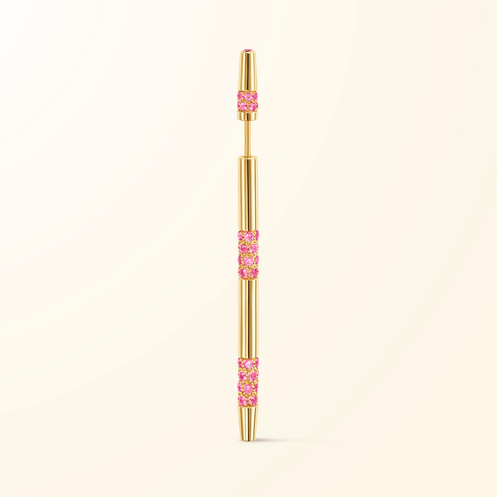 Boucle d’oreille en or jaune 18 carats sertie de spinelles roses; le design de cette pièce de joaillerie est inspiré des bâtonnets du jeu de mikado