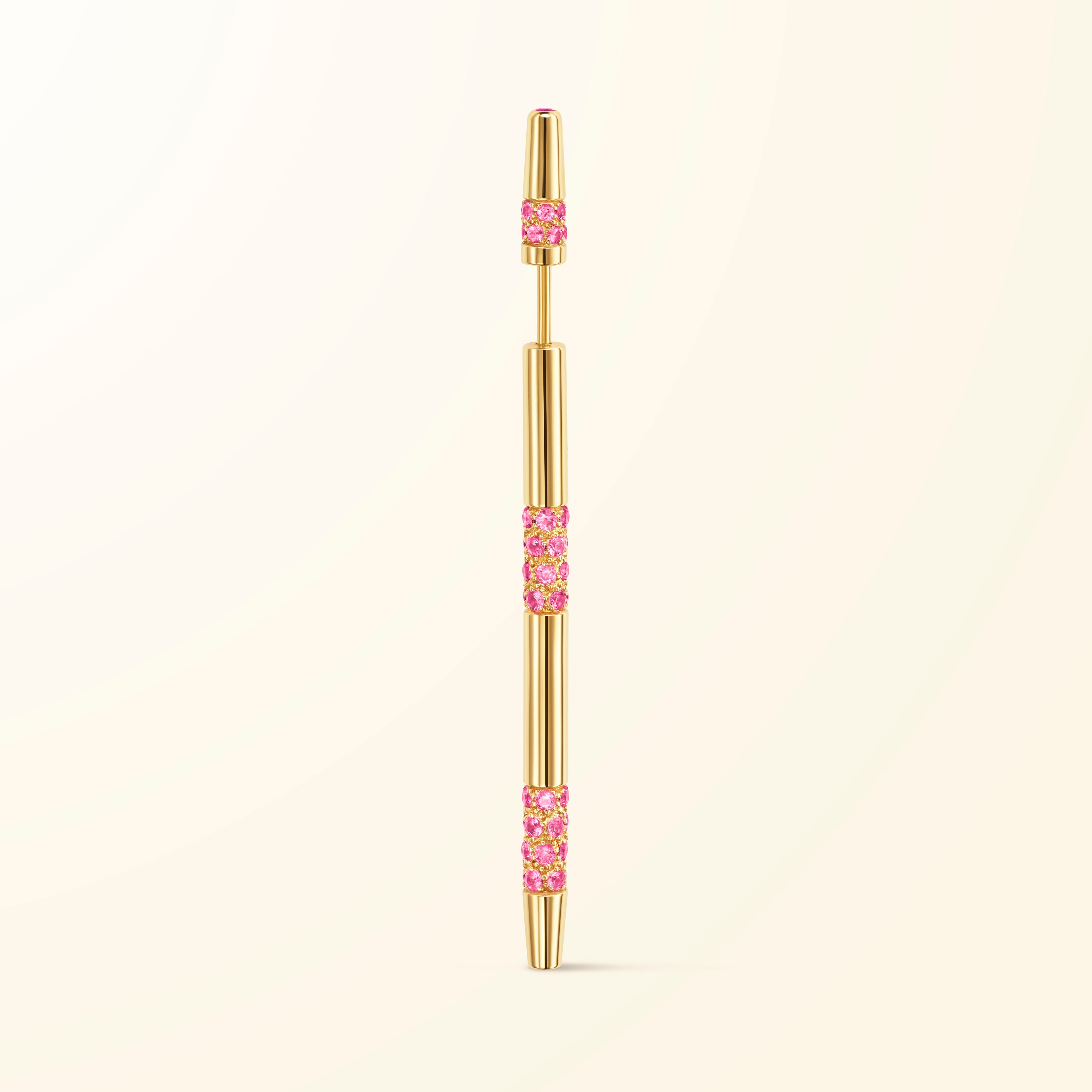Boucle d’oreille en or jaune 18 carats sertie de spinelles roses; le design de cette pièce de joaillerie est inspiré des bâtonnets du jeu de mikado