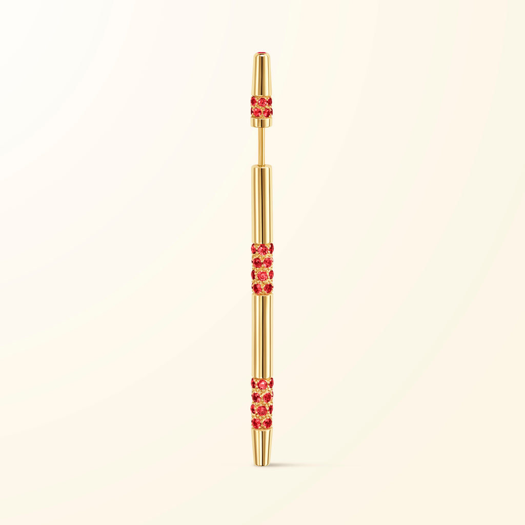 Boucle d’oreille en or jaune 18 carats sertie de spinelles rouges évoquant un bâtonnet du jeu de mikado