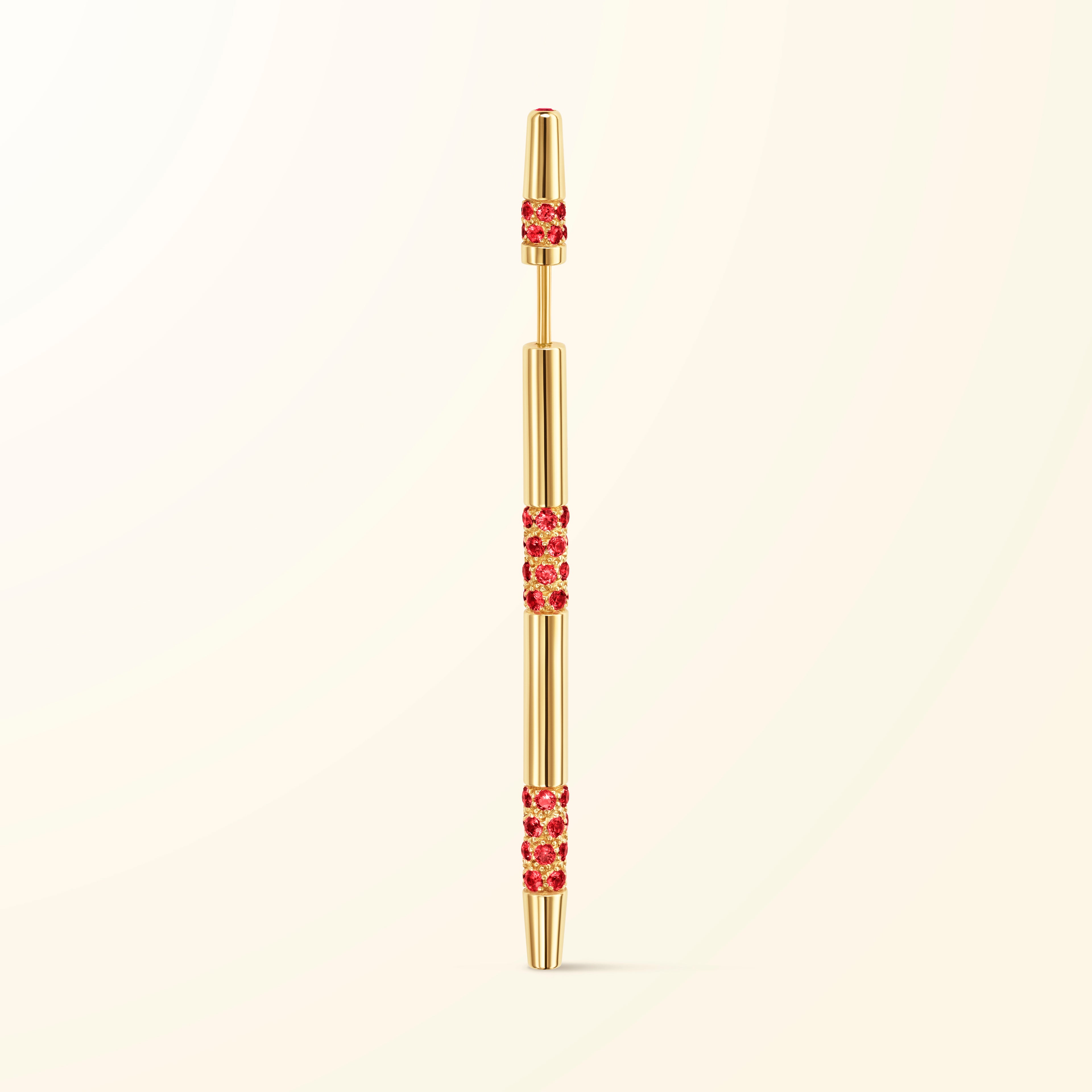 Boucle d’oreille en or jaune 18 carats sertie de spinelles rouges évoquant un bâtonnet du jeu de mikado