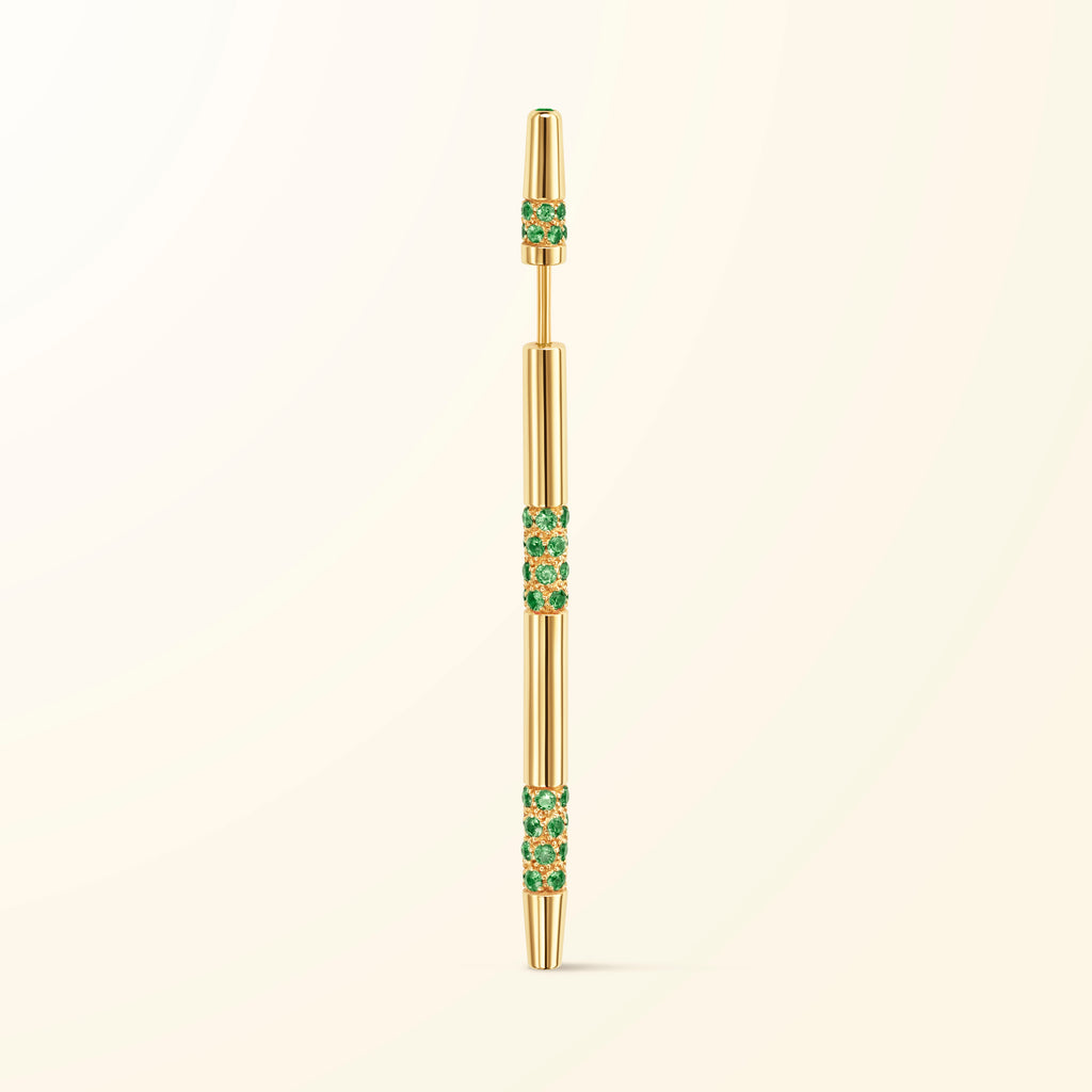 Boucle d’oreille en or jaune 18 carats sertie de tsavorites vertes évoquant un bâtonnet de jeu de mikado