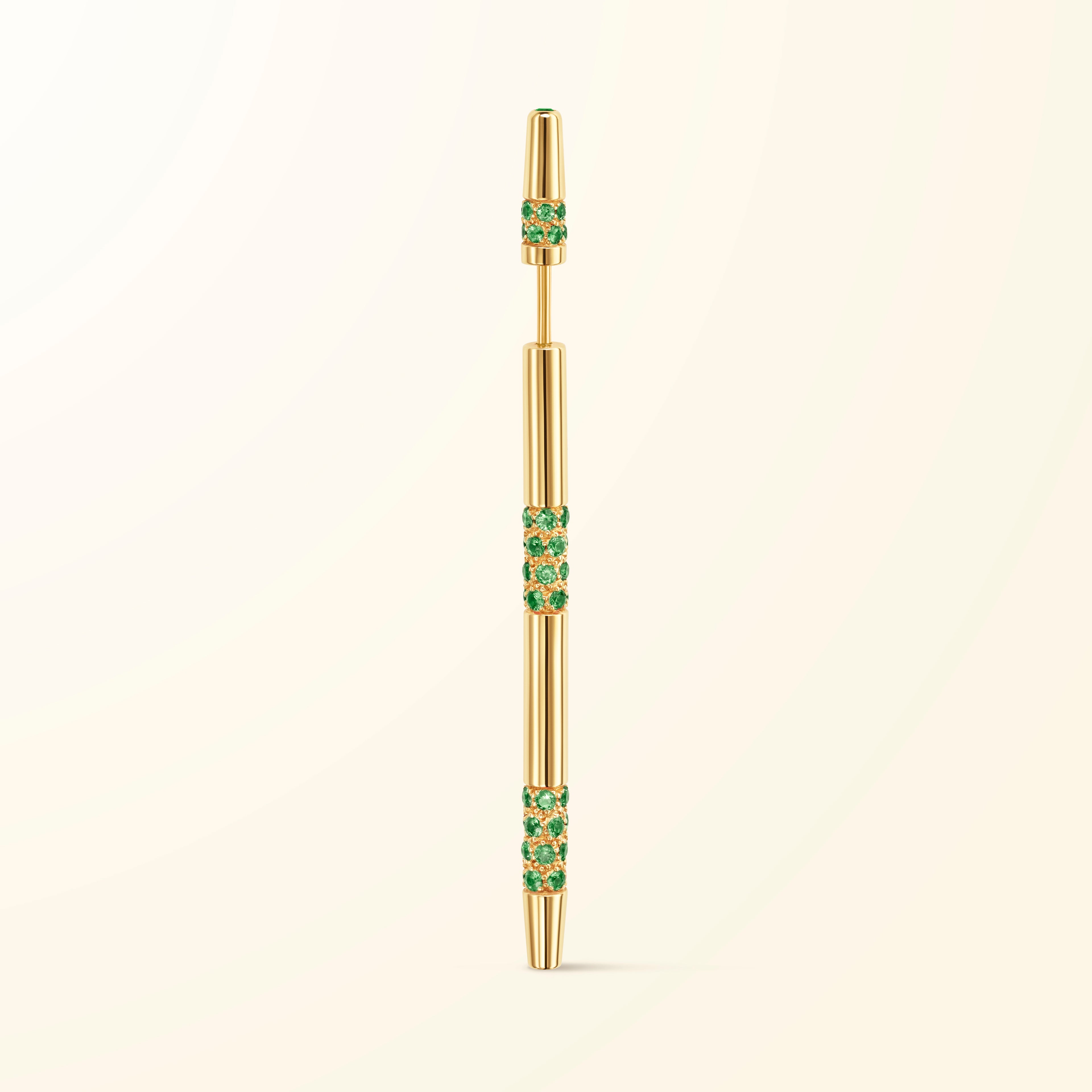 Boucle d’oreille en or jaune 18 carats sertie de tsavorites vertes évoquant un bâtonnet de jeu de mikado
