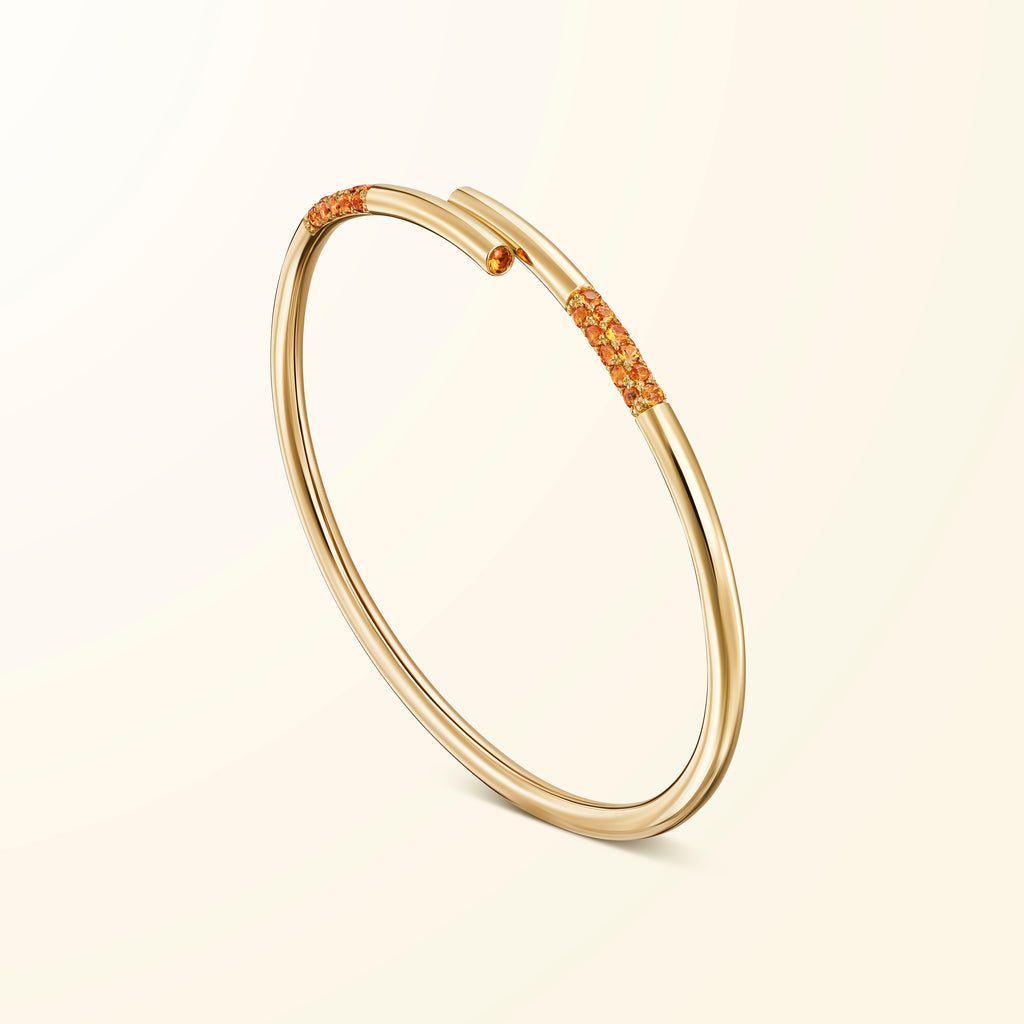 Bracelet en or jaune 18 carats serti de grenats spessartites évoquant un bâtonnet de jeu de mikado recourbé