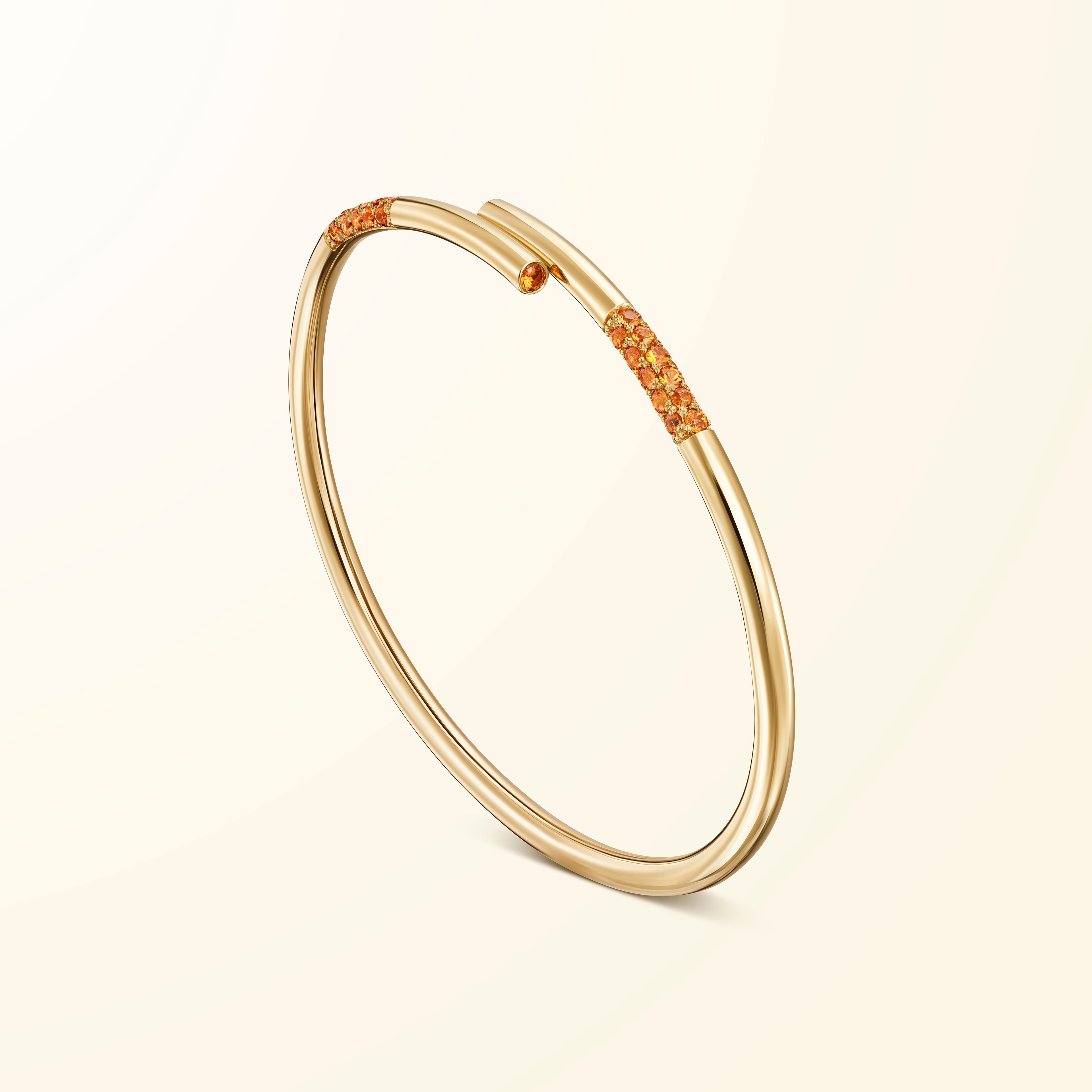 Bracelet en or jaune 18 carats serti de grenats spessartites évoquant un bâtonnet de jeu de mikado recourbé