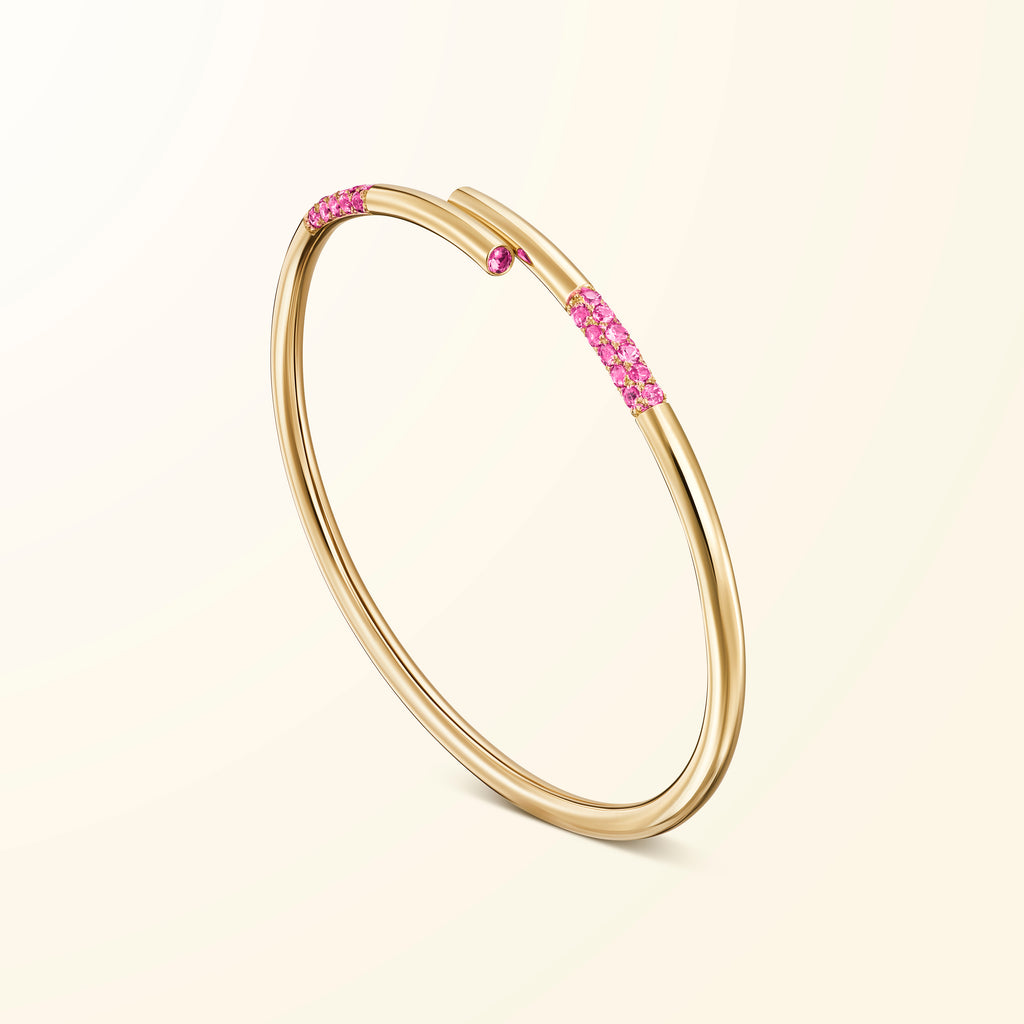 Bracelet en or jaune 18 carats serti de spinelles roses évoquant un bâtonnet de jeu de mikado recourbé