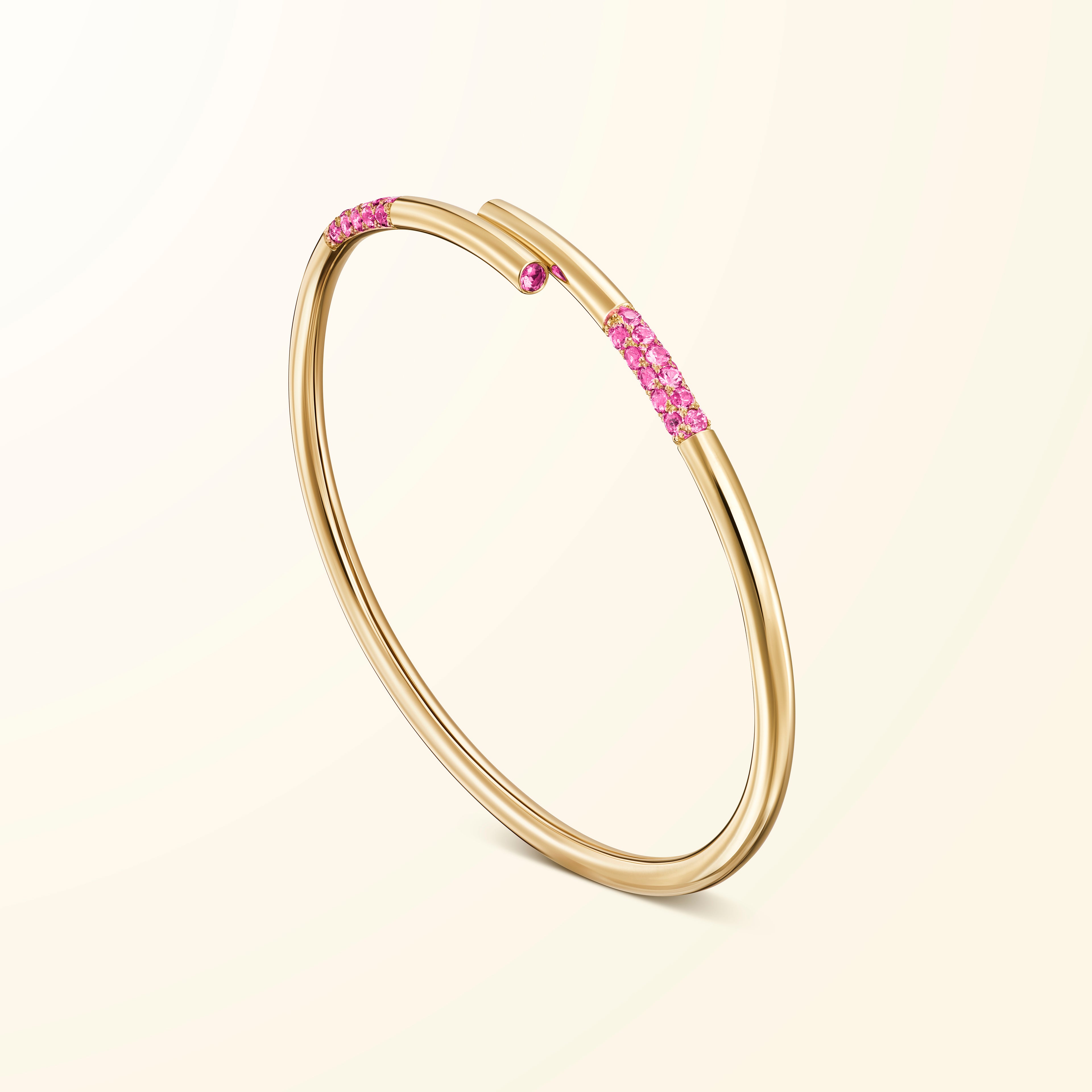 Bracelet en or jaune 18 carats serti de spinelles roses évoquant un bâtonnet de jeu de mikado recourbé