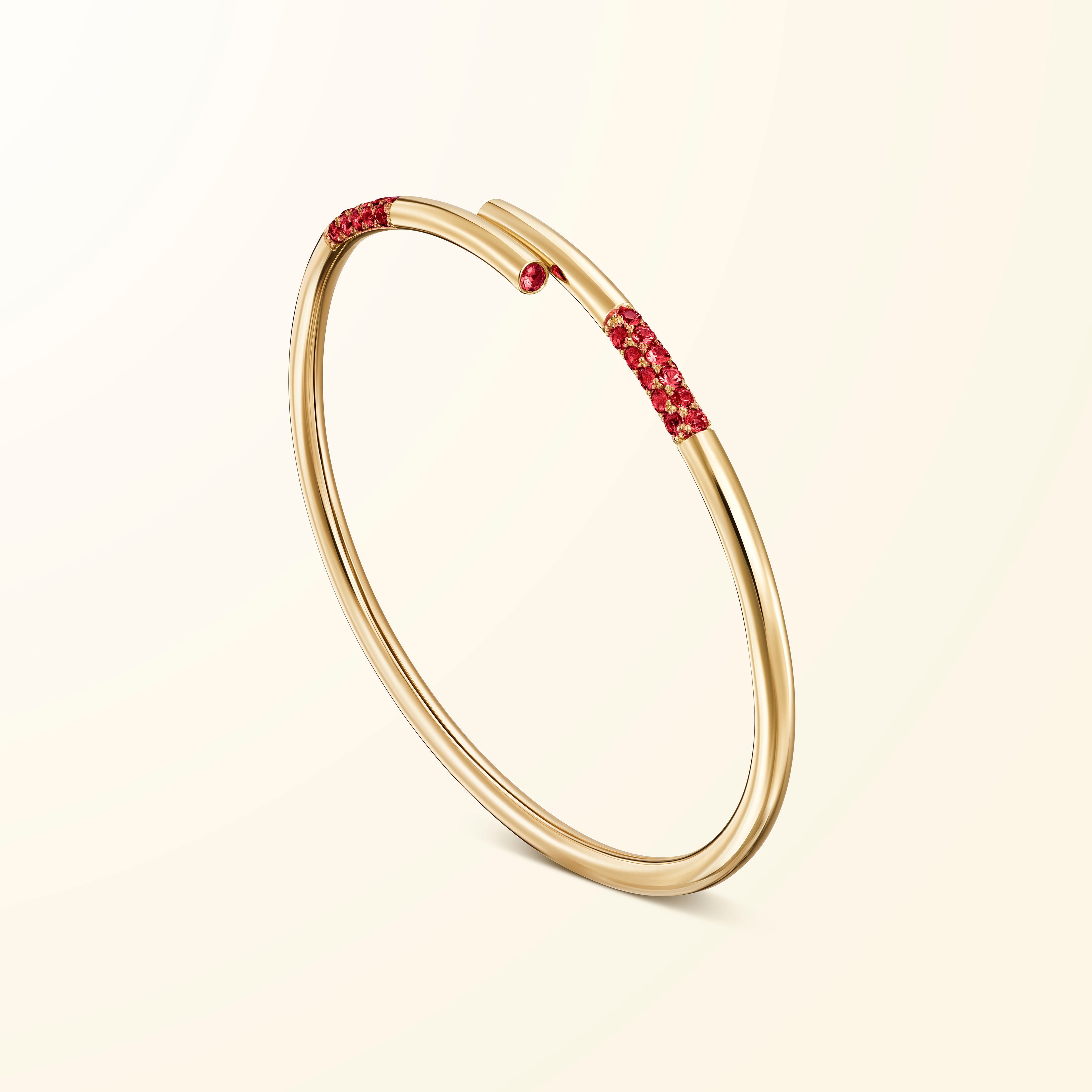 Bracelet en or jaune 18 carats serti de spinelles rouges évoquant un bâtonnet de jeu de mikado recourbé