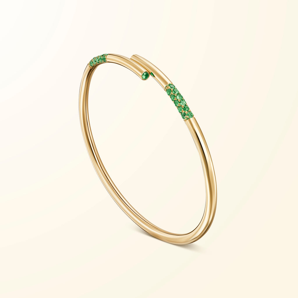 Bracelet en or jaune 18 carats serti de tsavorites vertes évoquant un bâtonnet de jeu de mikado recourbé